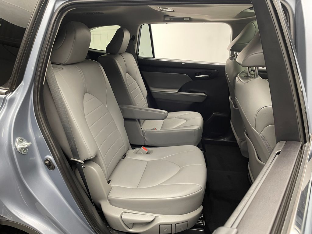 Thumbnail: 2021 Toyota Highlander - 25