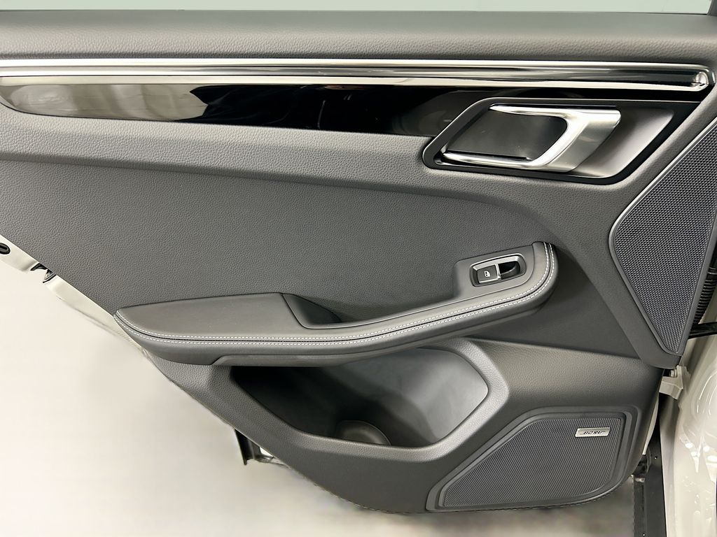 Thumbnail: 2026 Porsche Macan - 27