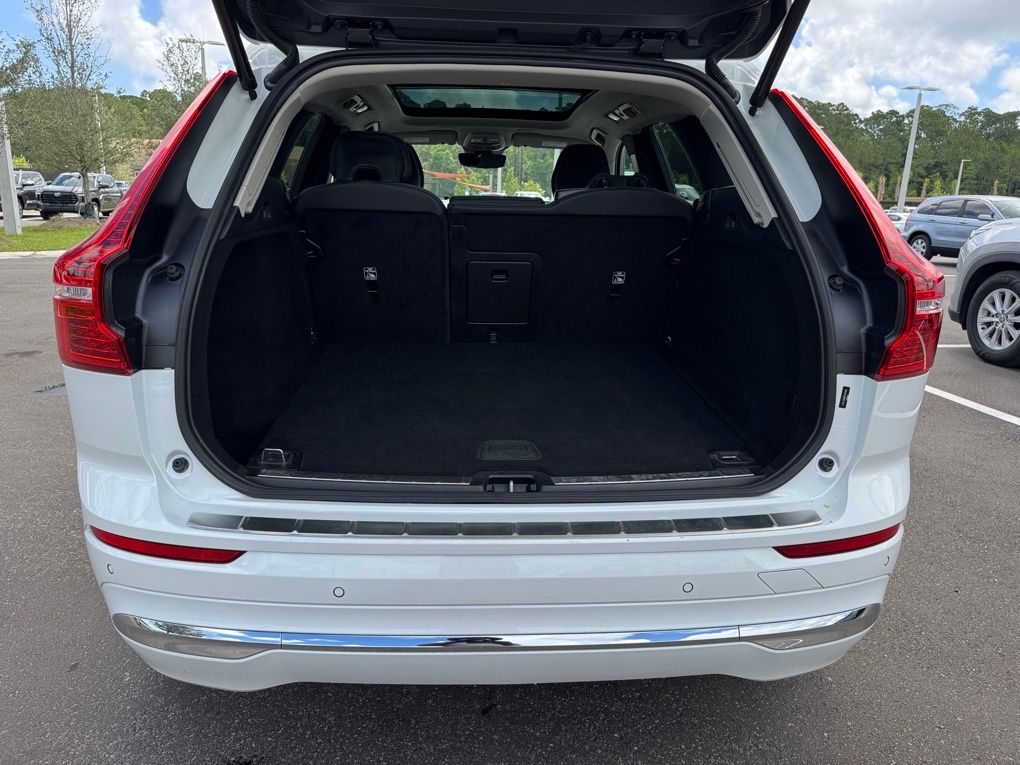 2023 Volvo XC60 B5 Plus photo 11