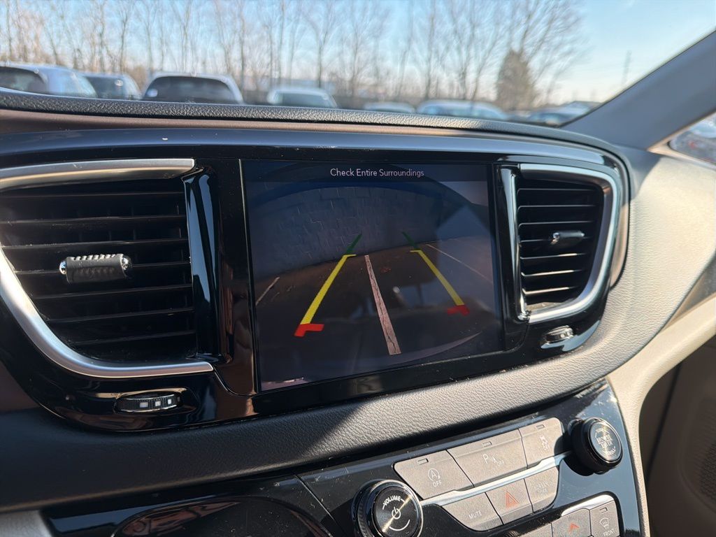 Thumbnail: 2018 Chrysler Pacifica - 29