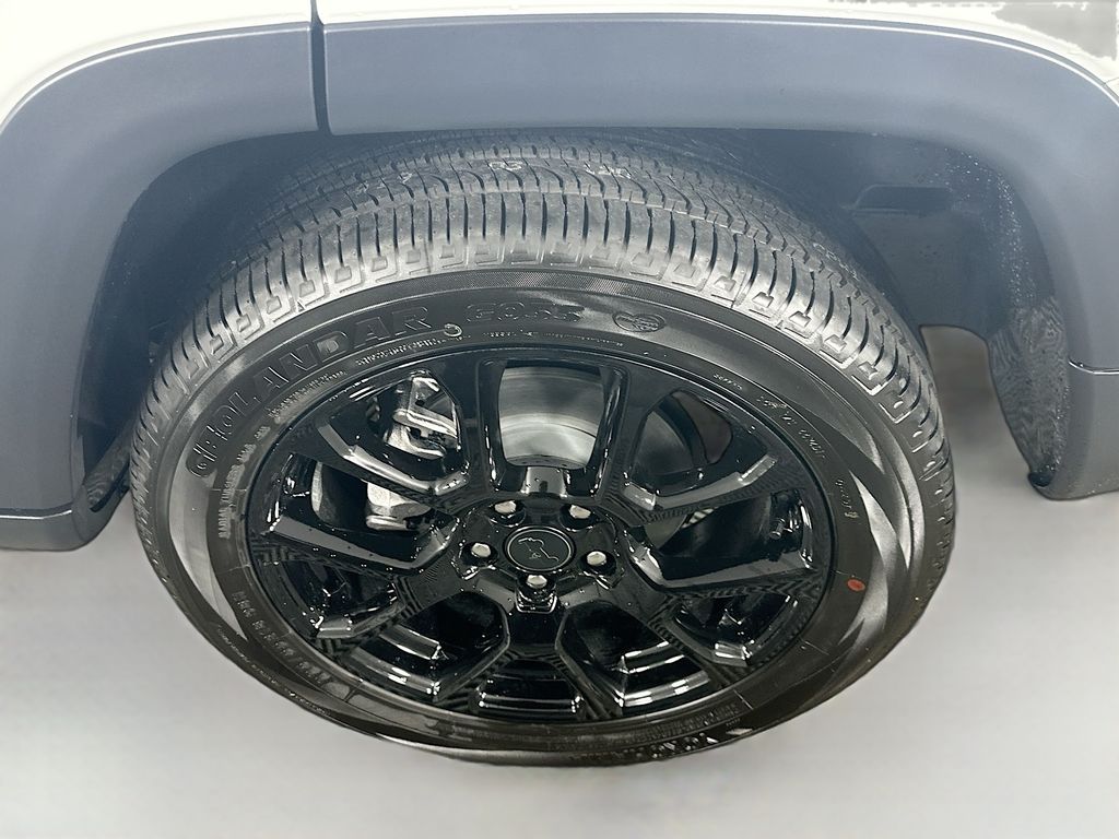 New 2026 White Jeep Latitude Altitude image 16