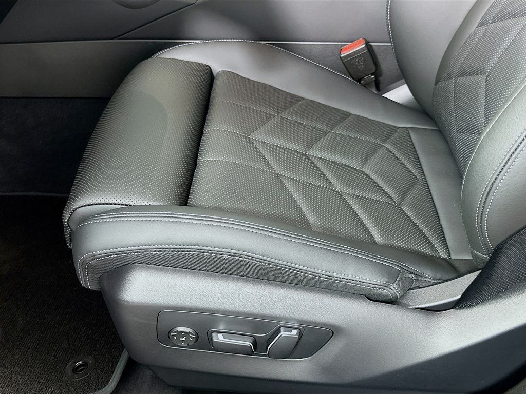 Thumbnail: 2026 BMW 5 Series - 21