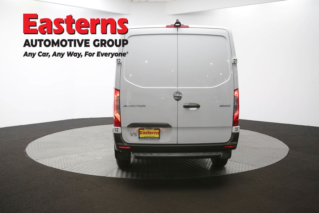 Used 2019 White Freightliner Base image 31