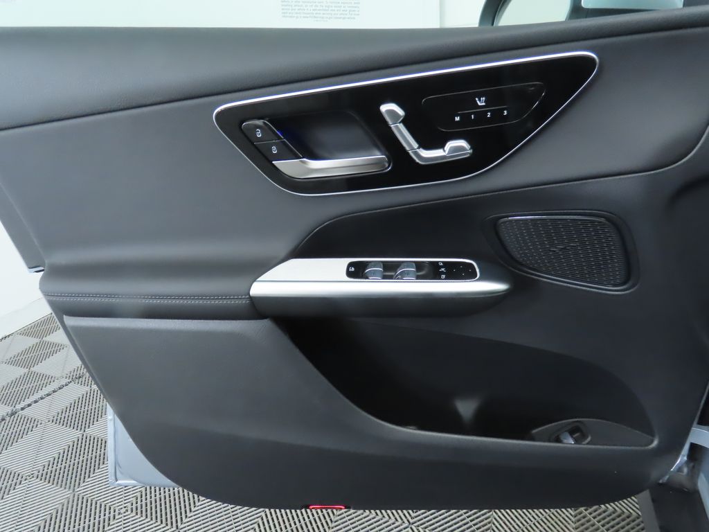 2025 Mercedes-Benz GLC 300 24