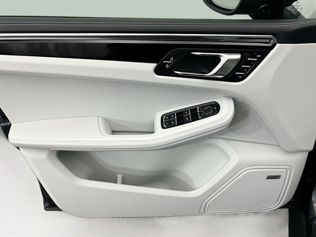 Thumbnail: 2026 Porsche Macan - 25