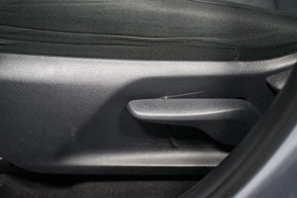 2019 Toyota RAV4 XLE 32