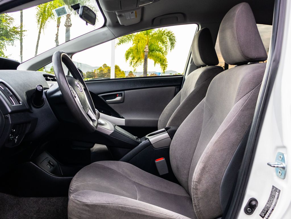 Used 2015 White Toyota Two image 18