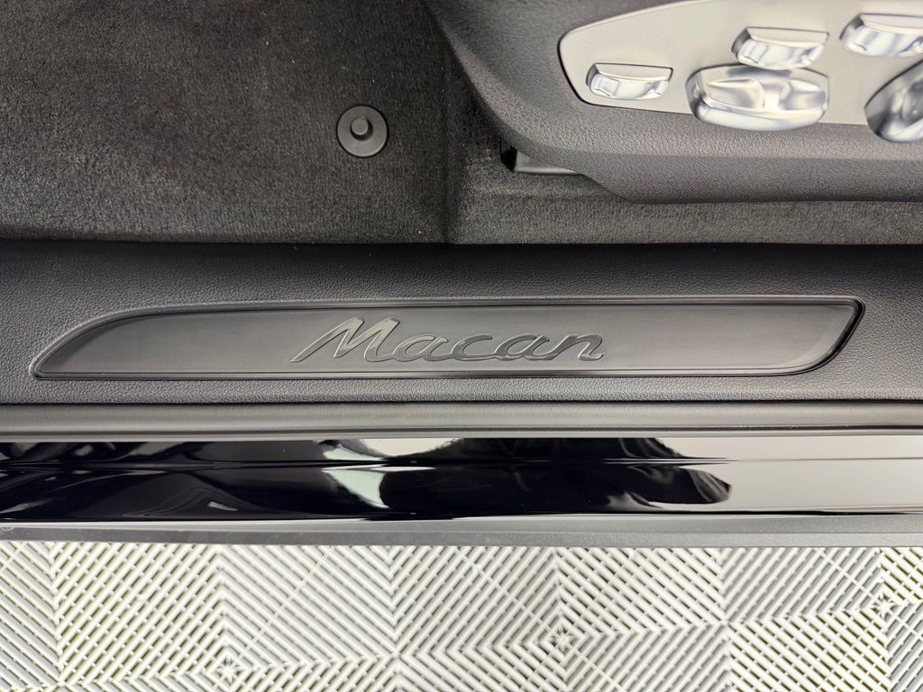 Thumbnail: 2026 Porsche Macan - 20