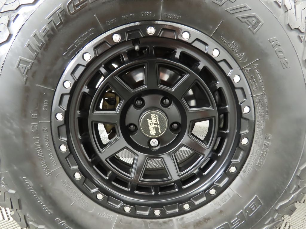 2015 Jeep Wrangler Unlimited Sport 31