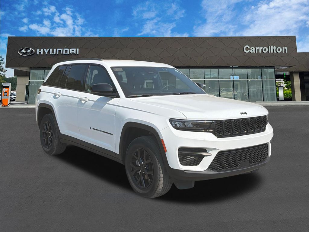 Used 2025 White Jeep Altitude image 3