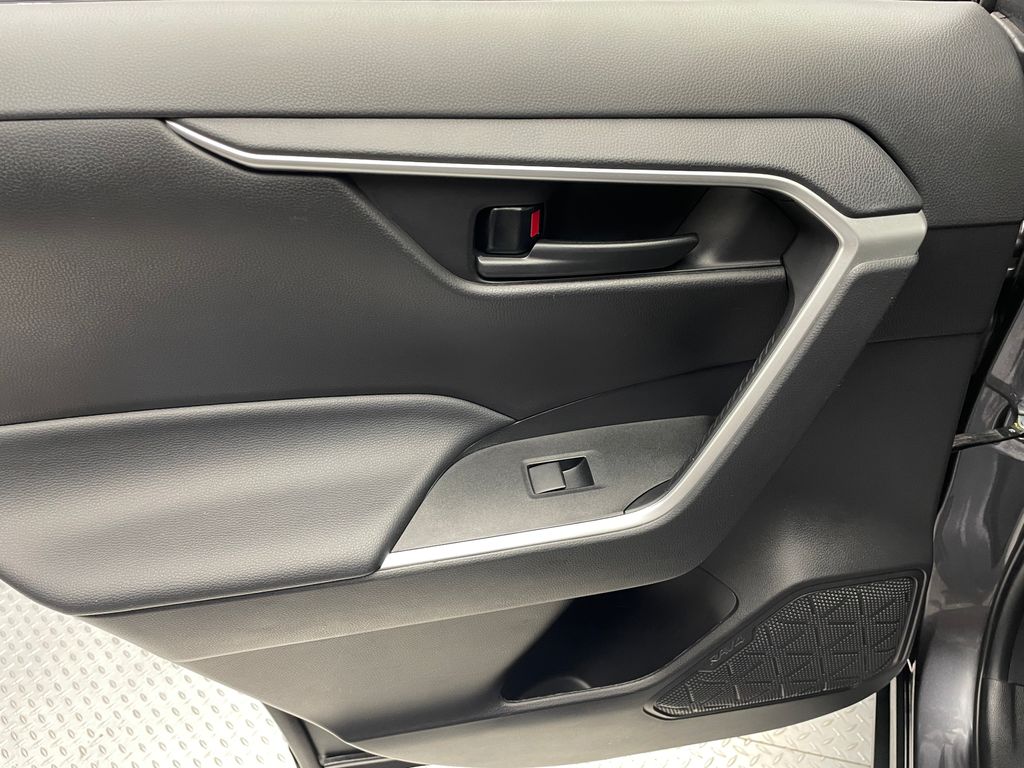 2022 Toyota RAV4 LE 31