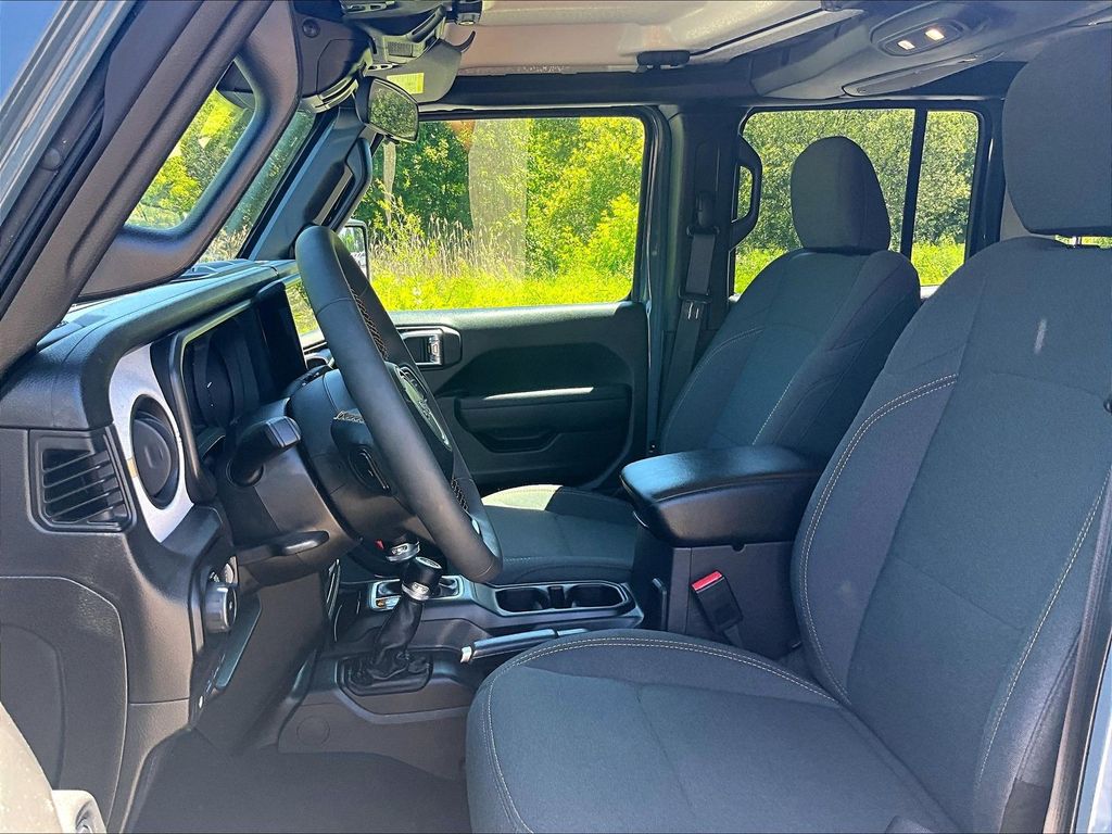 2024 Jeep Wrangler — photo 10