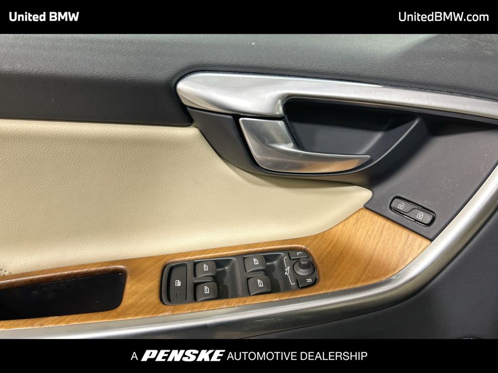 Thumbnail: 2017 Volvo XC60 - 11