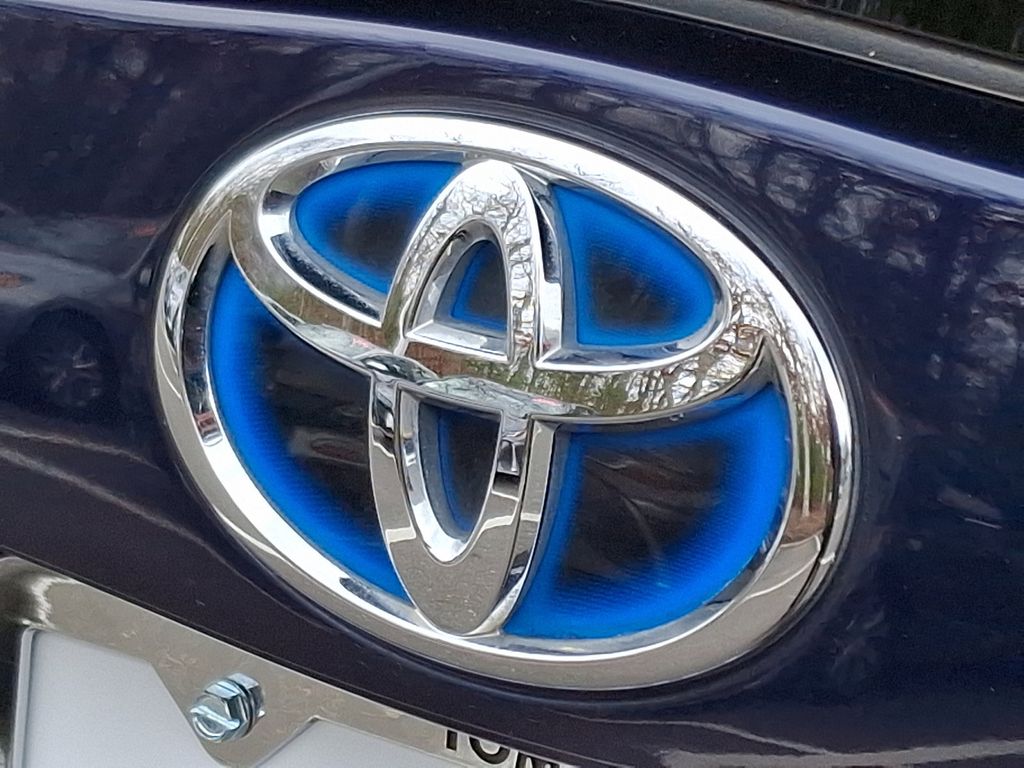 2014 Toyota Prius Two 29