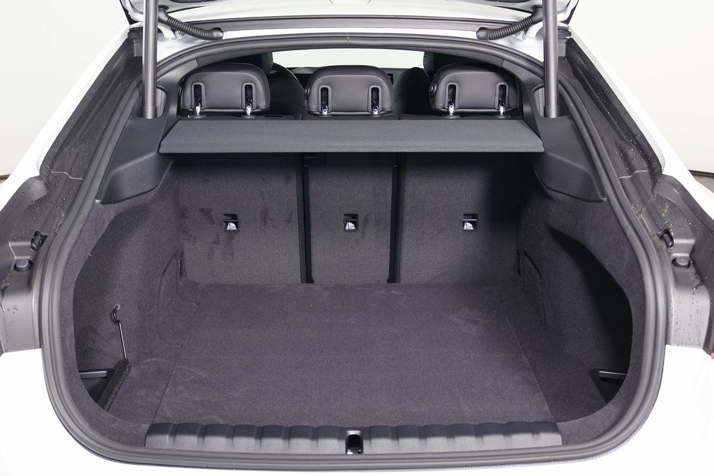 Thumbnail: 2025 BMW i4 - 8