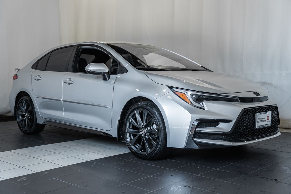 Classic Silver Metallic/Midnight Black Metallic 2025 Toyota Corolla SE FWD Sedan Front-Wheel Drive Continuously Variable Transmission