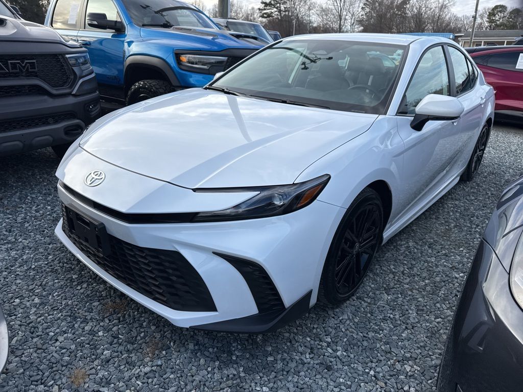 2025 Toyota Camry SE's photo