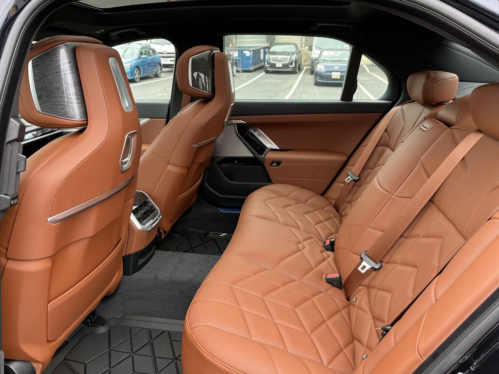 Thumbnail: 2025 BMW 7 Series - 23