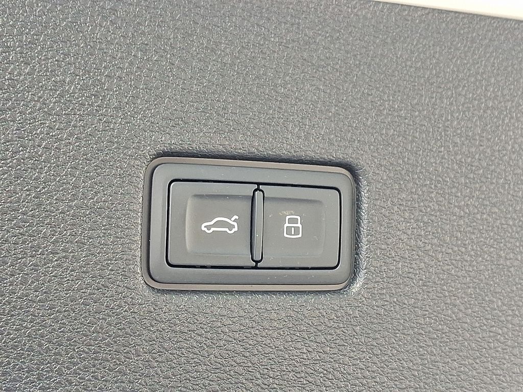 Thumbnail: 2022 Audi Q8 - 28