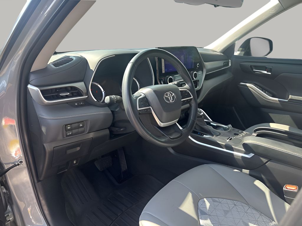 Used Car 2023 Toyota Highlander Hybrid  Bronze Edition For Sale Under $40,000 In Austin, Texas