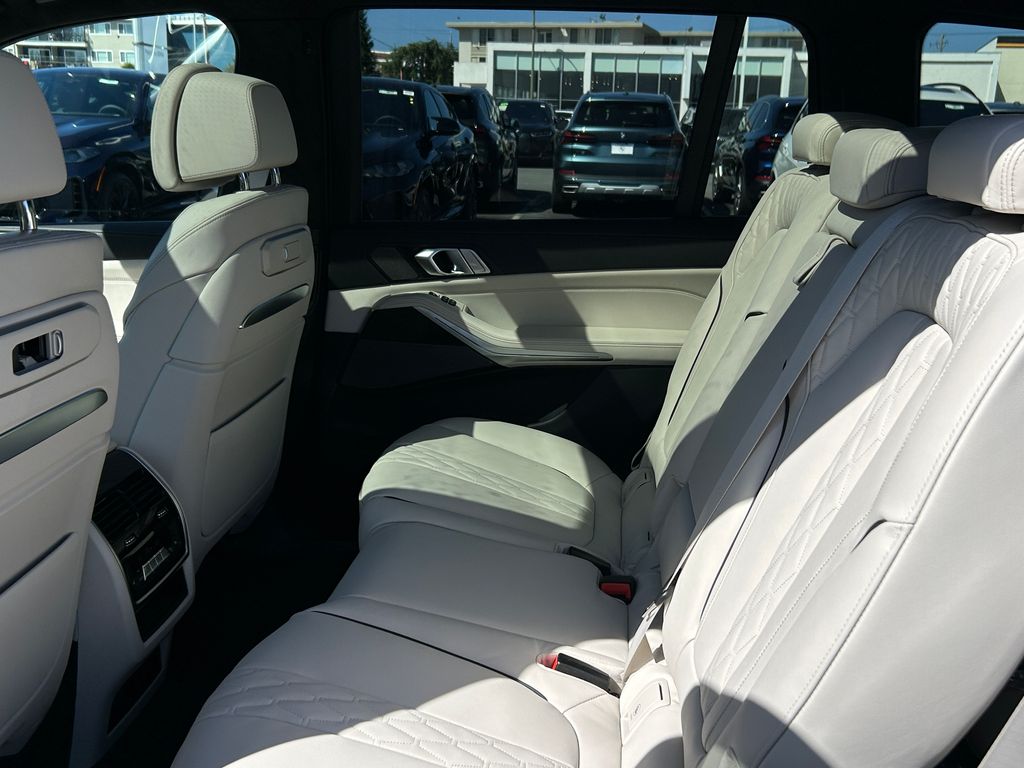 Thumbnail: 2027 BMW X7 - 30