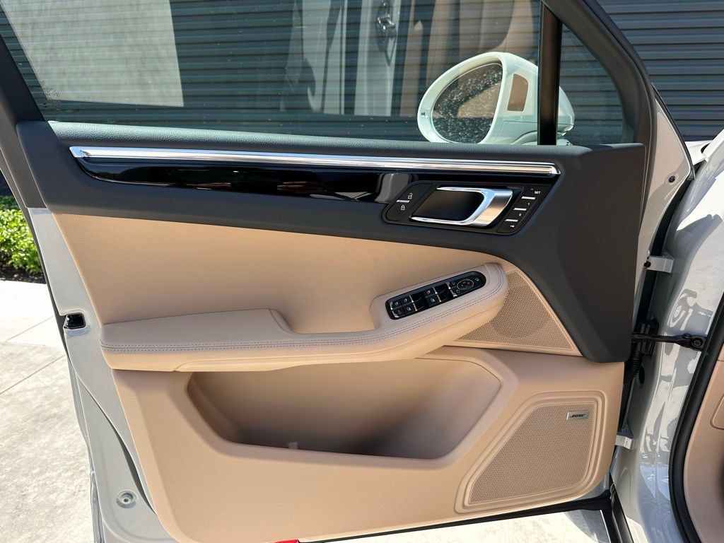 2025 Porsche Macan  14