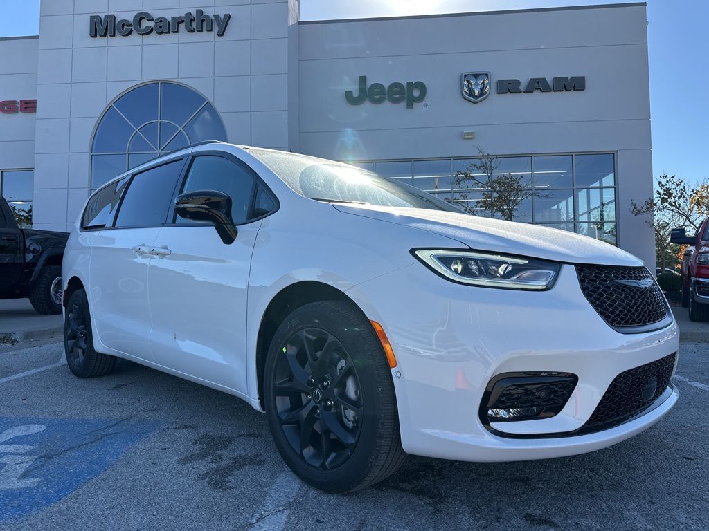 2026 Chrysler Pacifica Select AWD's photo