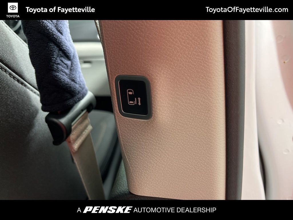 Thumbnail: 2018 Chrysler Pacifica - 9