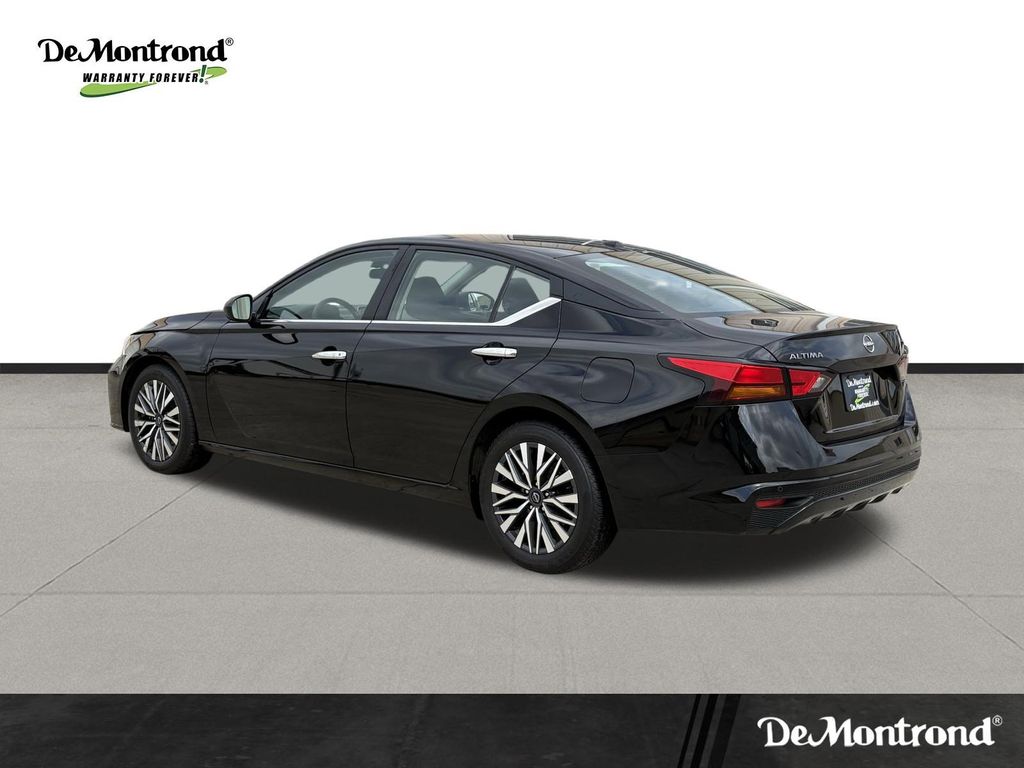 Used 2024 Super Black Clearcoat Nissan 2.5 SV image 7