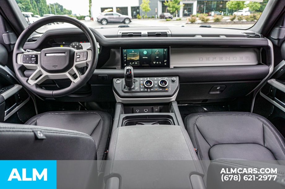 Used 2024 White Land Rover X-Dynamic SE image 24