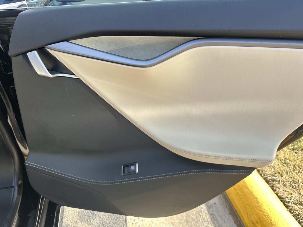 Thumbnail: 2020 Tesla Model S - 22