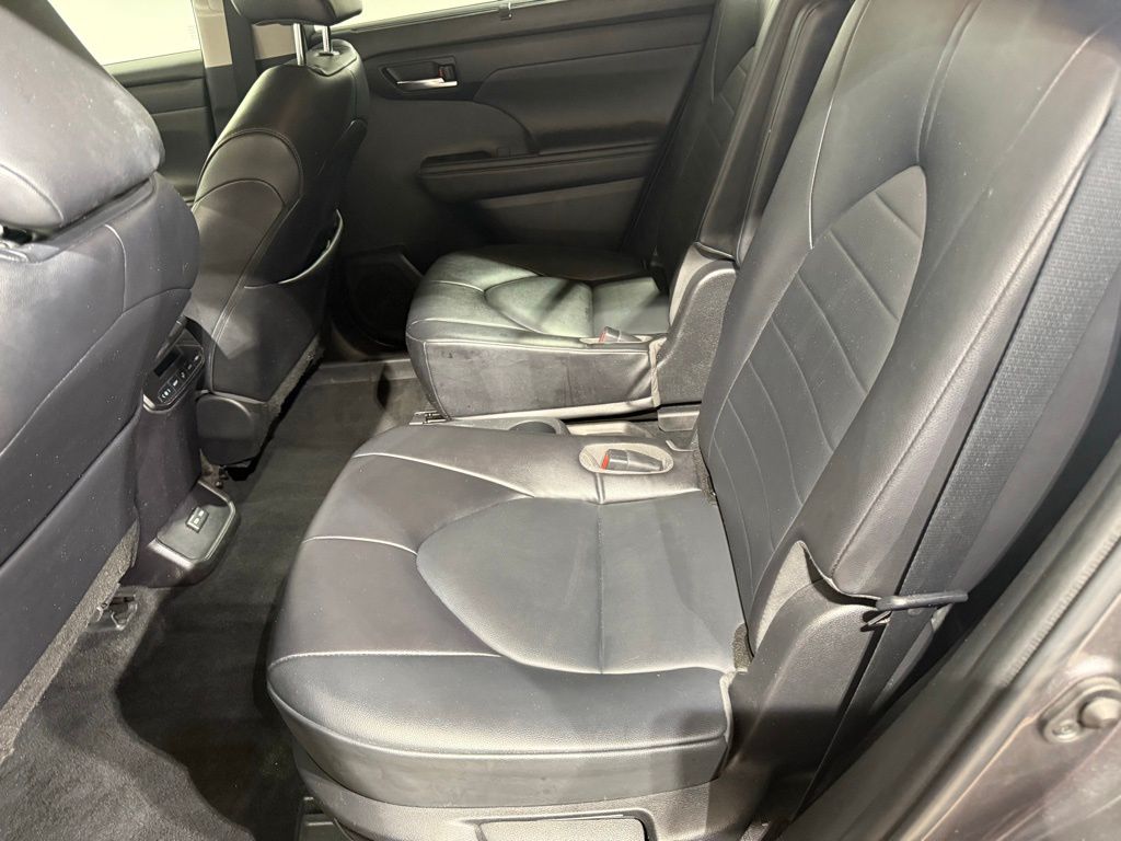 2022 Toyota Highlander XLE 22