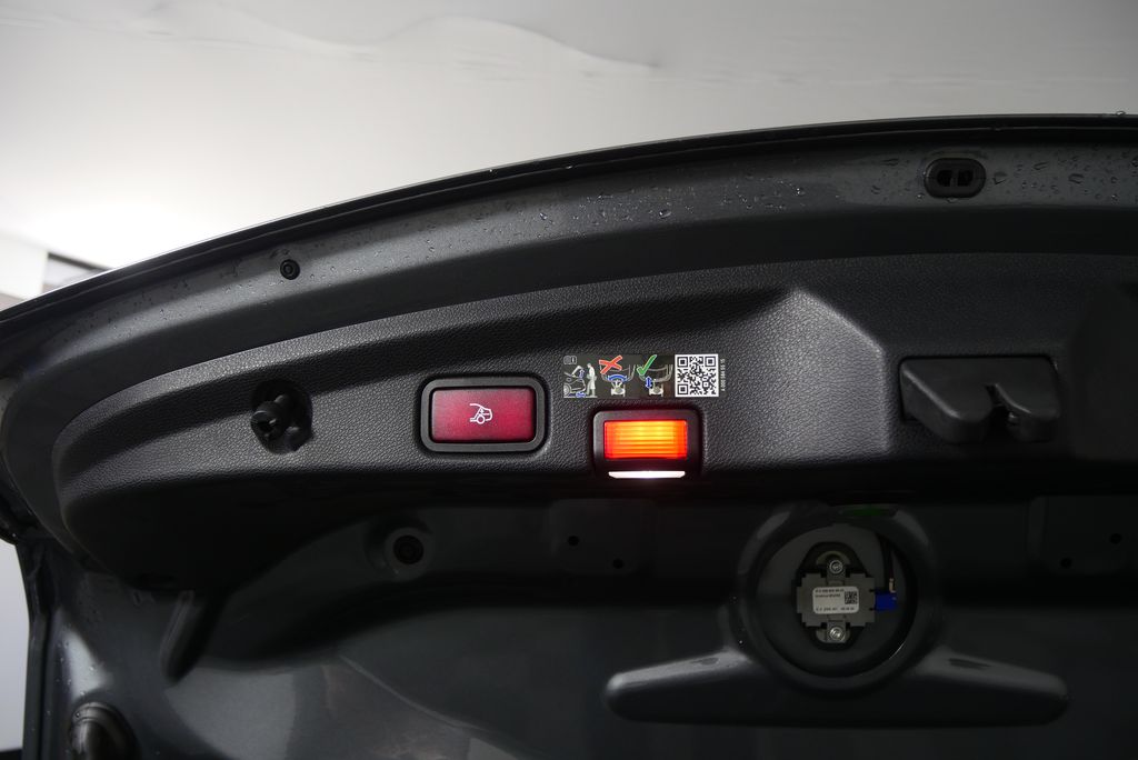 Thumbnail: 2023 Mercedes-Benz E-Class - 18