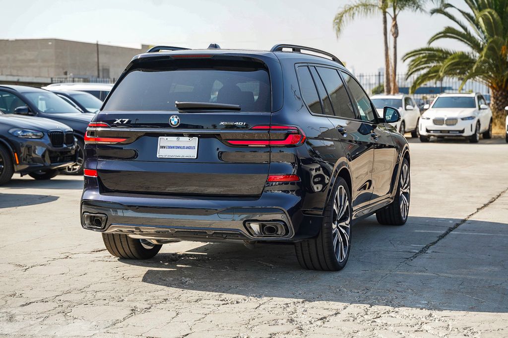 2025 BMW X7 xDrive40i 8