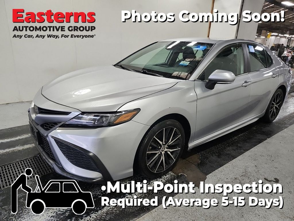 2022 Toyota Camry SE's photo