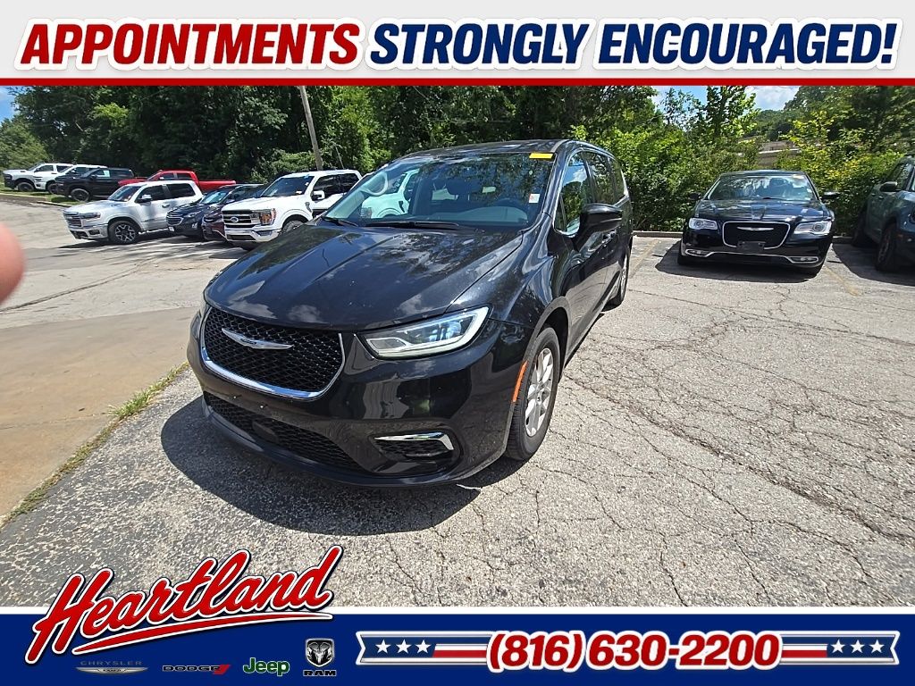 Brilliant Black Crystal Pearlcoat 2023 Chrysler Pacifica Minivan Front-Wheel Drive 9-Speed Automatic