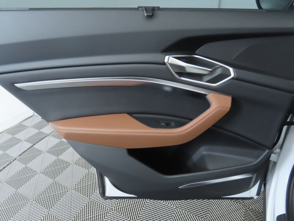 2023 Audi e-tron Premium 29