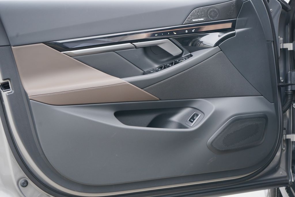 Thumbnail: 2026 BMW i5 - 10