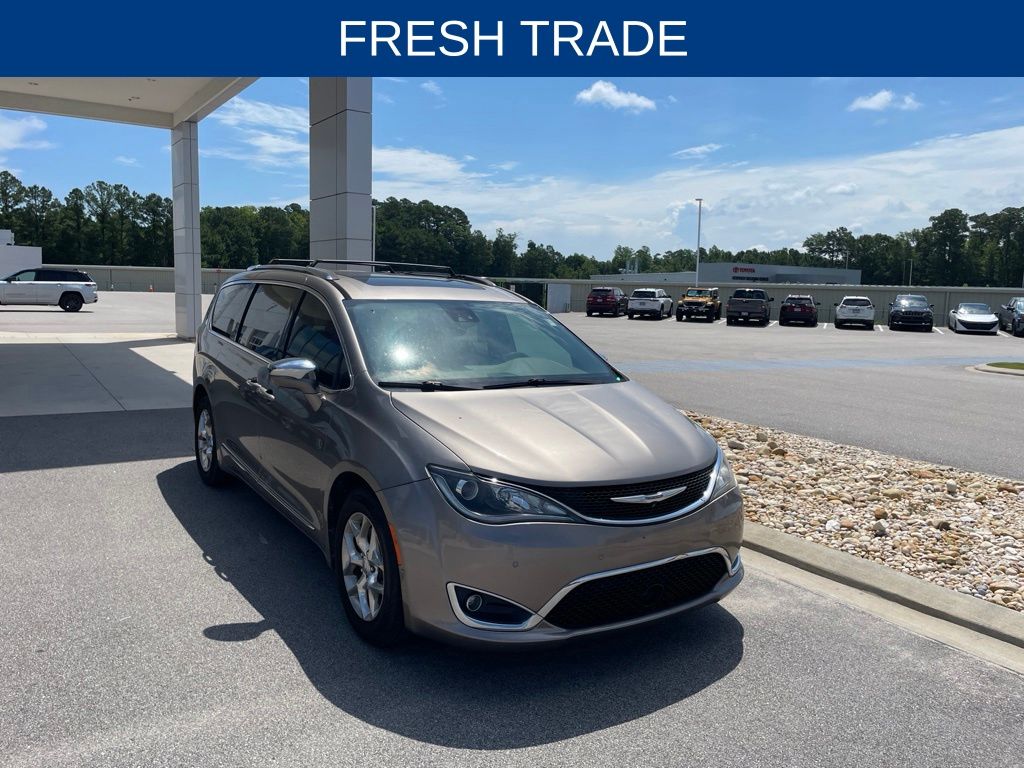Molten Silver 2017 Chrysler Pacifica Minivan Front-Wheel Drive 9-Speed Automatic