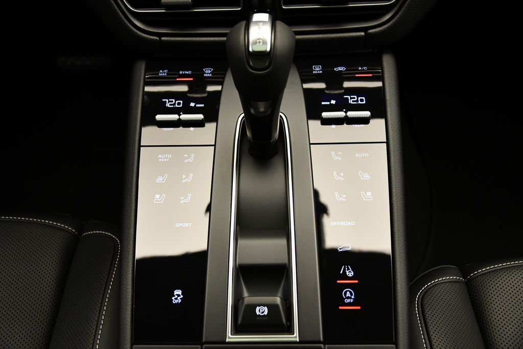 Thumbnail: 2025 Porsche Macan - 30