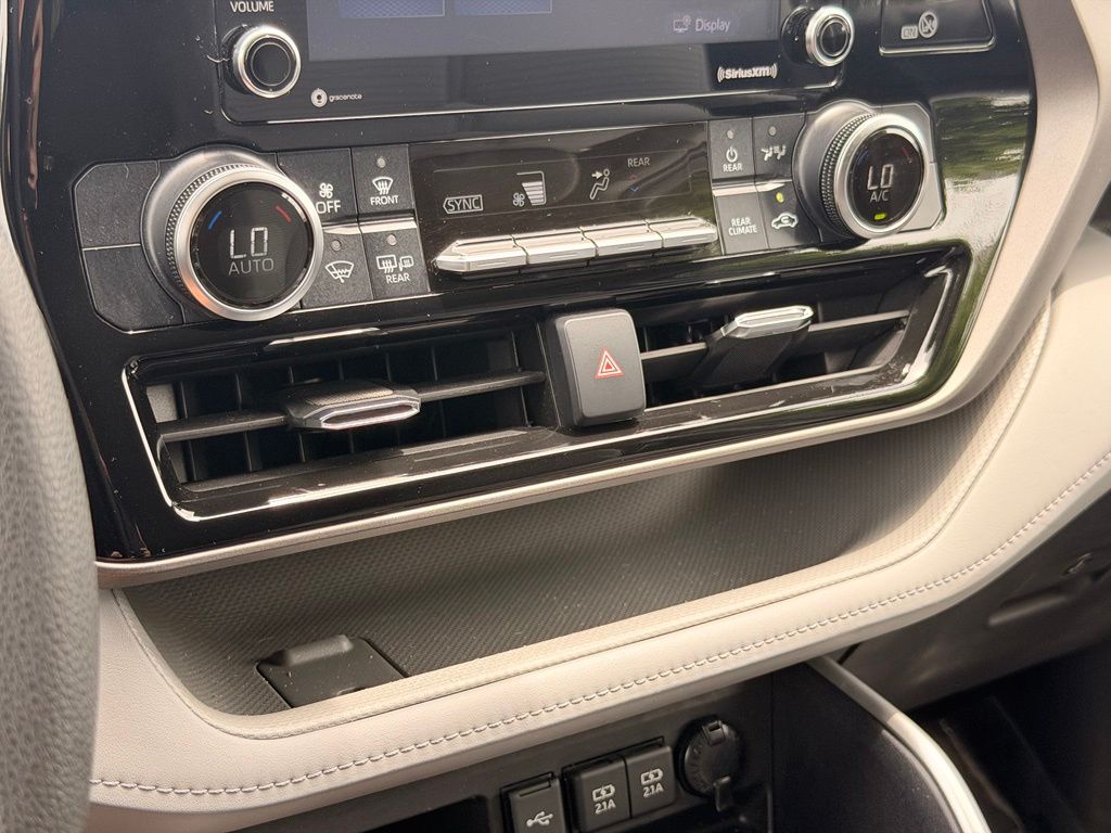 2021 Toyota Highlander L Celestial Silver Metallic - Jim Hudson Acura - Image 36
