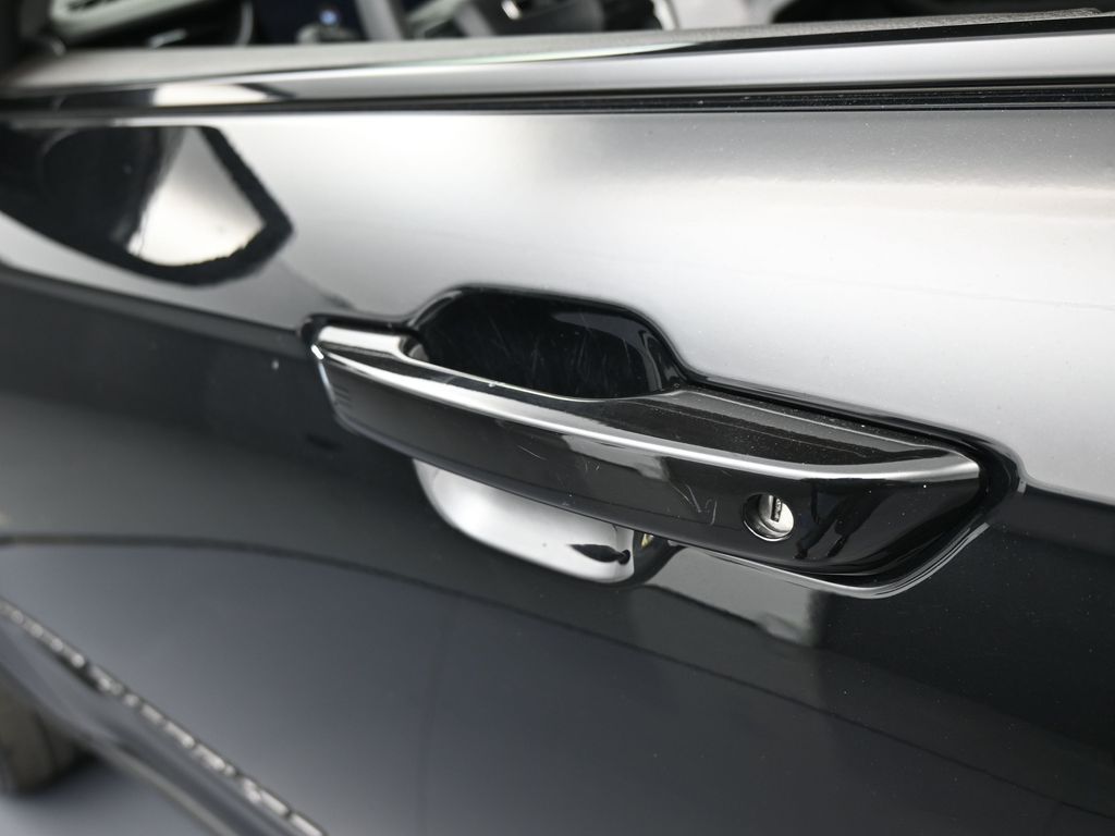 Used 2023 Diamond Black Crystal Pearlcoat Jeep Limited image 35