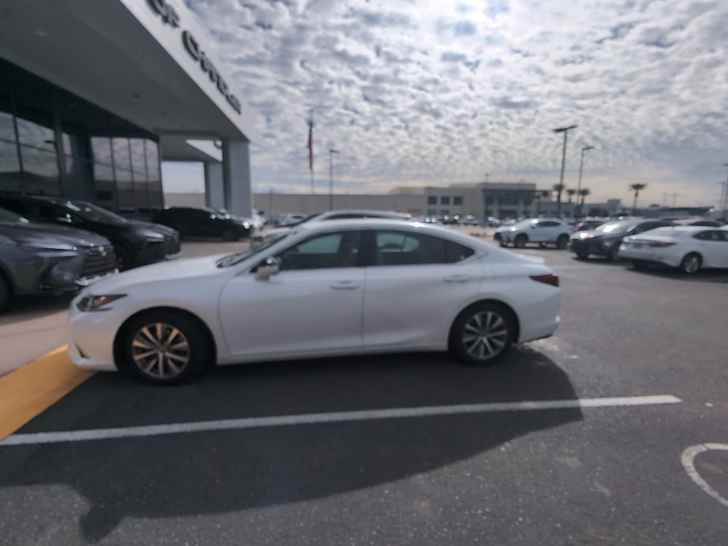 Thumbnail: 2021 Lexus ES - 8