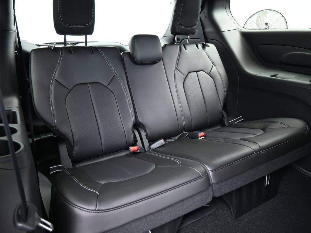 New 2026 Bright White Clearcoat Chrysler Select image 40