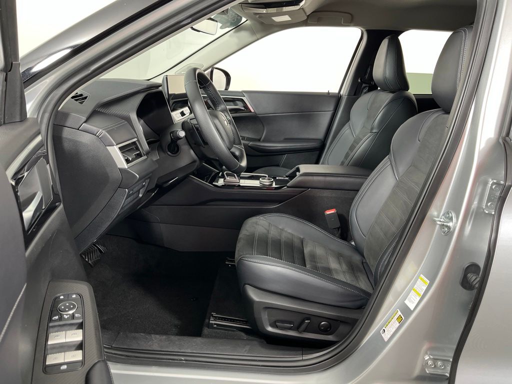 Thumbnail: 2025 Mitsubishi Outlander - 28