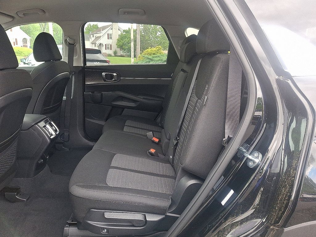 2025 Kia Sorento LX - Photo 5