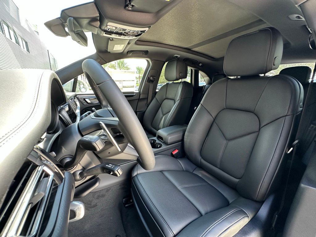 Thumbnail: 2026 Porsche Macan - 5