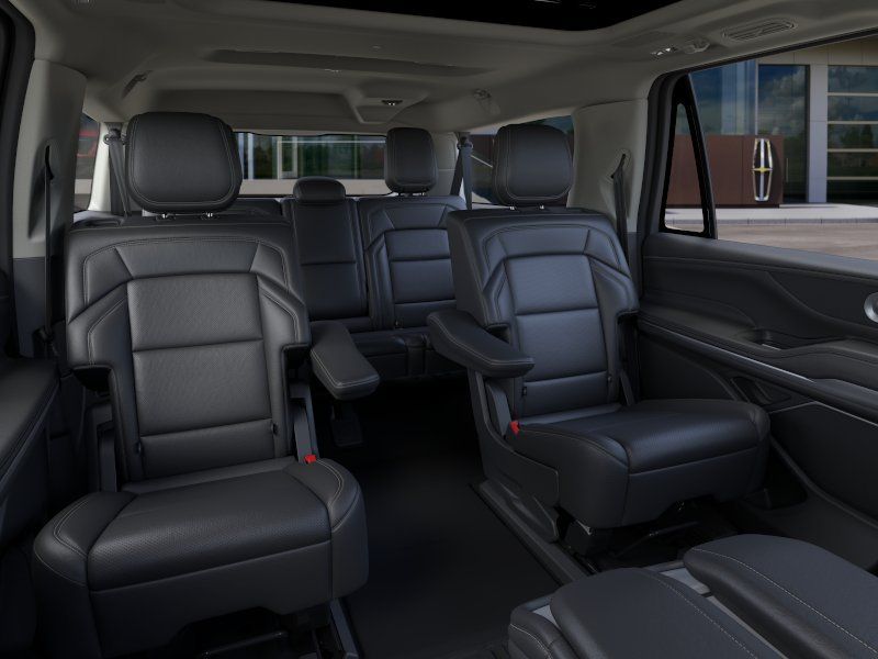 Thumbnail: 2025 Lincoln Navigator L - 11