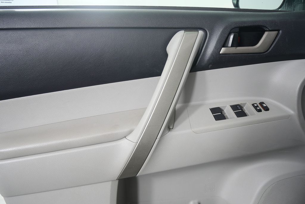 Thumbnail: 2012 Toyota Highlander - 4