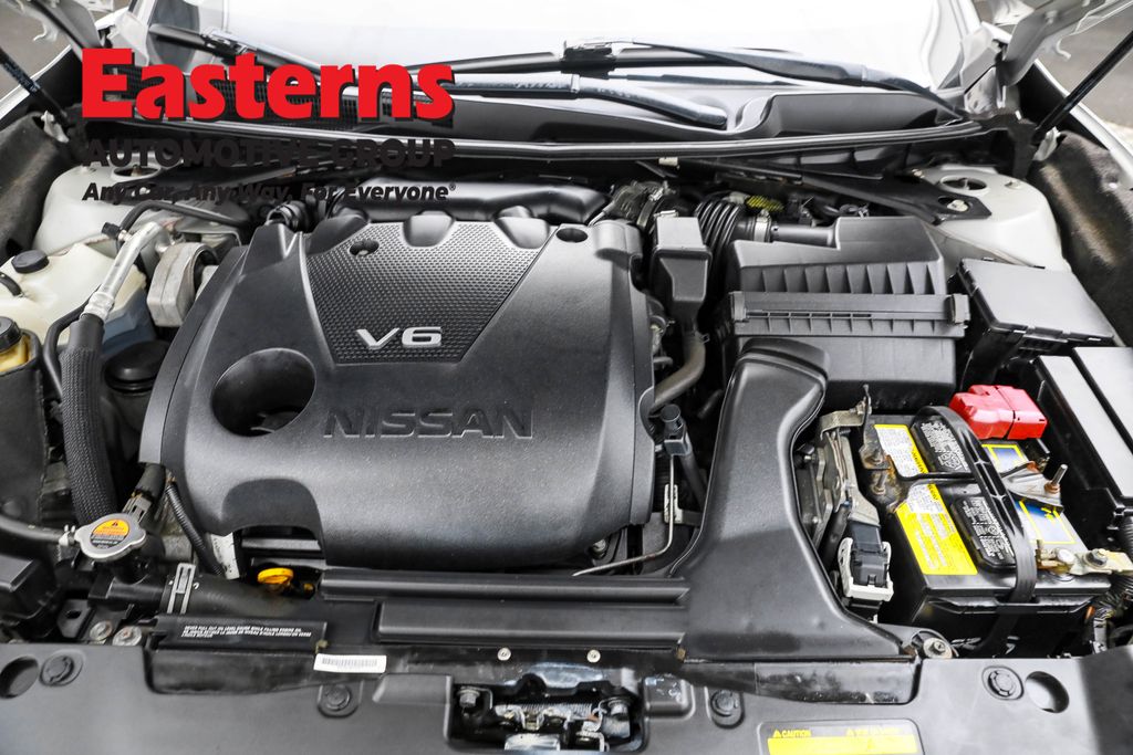 Used 2018 Silver Nissan Platinum image 7